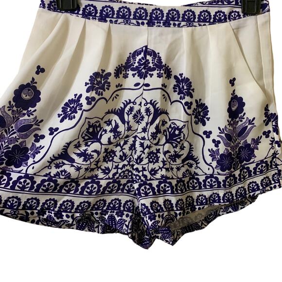Lily Whyt Blue and White Fine China High Waisted Shorts Size 8 - Picture 4 of 14